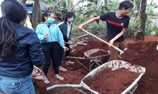 Cô trò trường Trường Chinh bắt tay vào xây chợ.