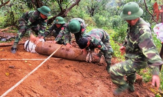 Các chiến sĩ công binh xử lý một quả bom lớn.