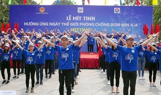 Các tình nguyện viên hưởng ứng Ngày Thế giới phòng chống bom mìn.