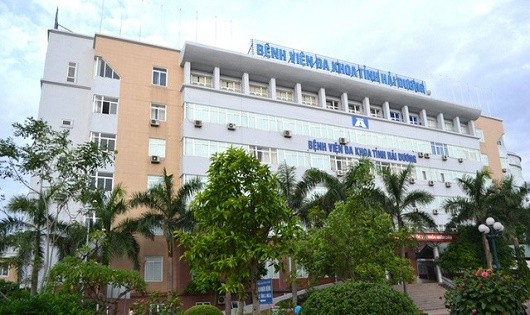 Hai mẹ con chị Ng được đưa tới bệnh viện cấp cứu nhưng cháu T đã tử vong ngoài viện.