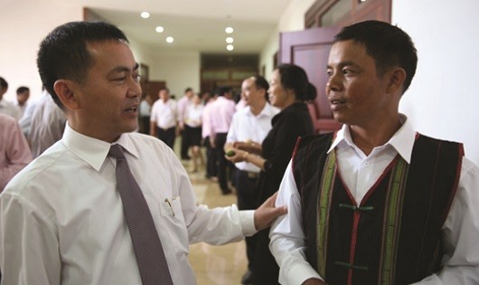 Phó Chủ tịch UBND tỉnh Gia Lai Nguyễn Đức Hoàng trao đổi với hộ vay vốn Ksor HPlô (thôn Hlil 1, xã Ia Mrơn, huyện Ia Pa) về sử dụng hiệu quả nguồn vốn vay chính sách