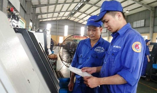 Công nhân Nhà máy Z115 Tổng cục Công nghiệp Quốc phòng làm việc trong nhà xưởng thoáng mát.