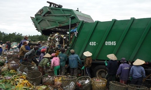 Những người “bám rác” mưu sinh.