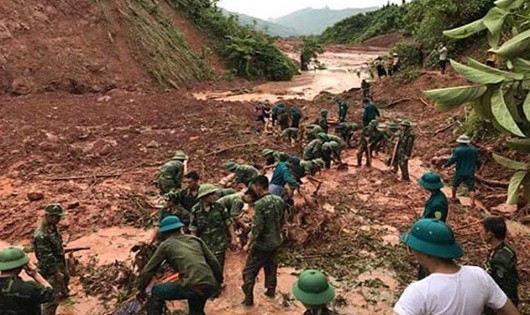 Lực lượng chức năng đã phải sử dụng công cụ thô sơ để tìm kiếm các nạn nhân bị mất tích.