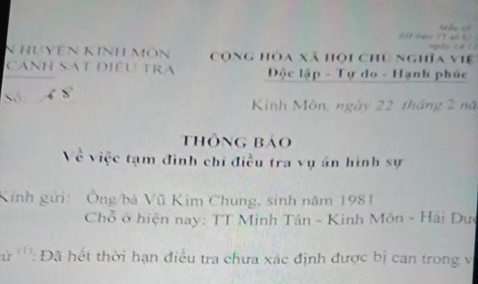 Thông báo tạm đình chỉ điều tra vụ án của công an huyện Kinh Môn (Ảnh: NNCC)