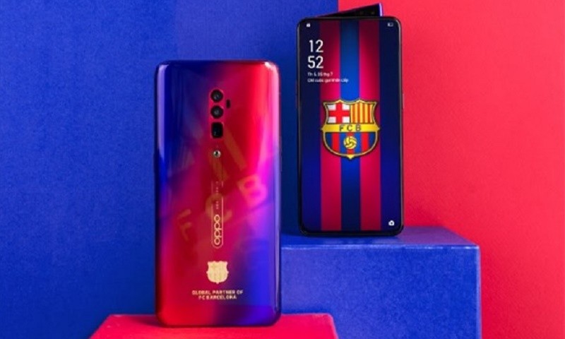 Mặt trước và sau của Reno 10X Zoom FC Barcelona Edition