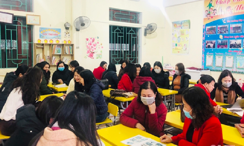 Giáo viên nghiên cứu để lựa chọn SGK lớp 1 mới.