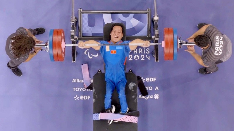 VĐV Lê Văn Công thực hiện thành công mức tạ 171kg (Ảnh: Báo QĐND)