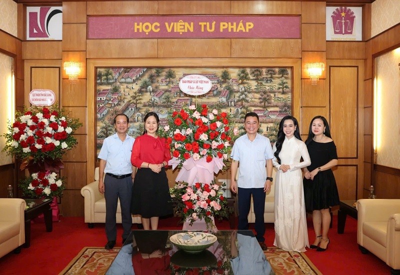 TS. Vũ Hoài Nam Tổng Biên tập Báo Pháp luật Việt Nam chúc mừng Học viện Tư pháp nhân ngày 20/11.