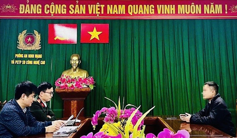 Cán bộ Phòng An ninh mạng và Phòng chống tội phạm sử dụng công nghệ cao Công an tỉnh Hà Tĩnh làm việc với T.D.T. Ảnh: CAHT