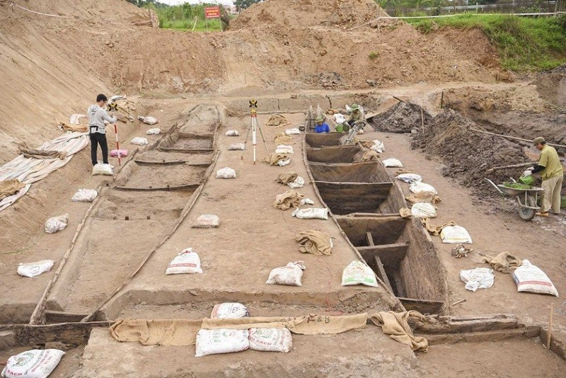 Quá trình khai quật đang được triển khai thận trọng, tỉ mỉ để bảo đảm giữ được nguyên vẹn cổ vật. Ảnh: VietNamNet