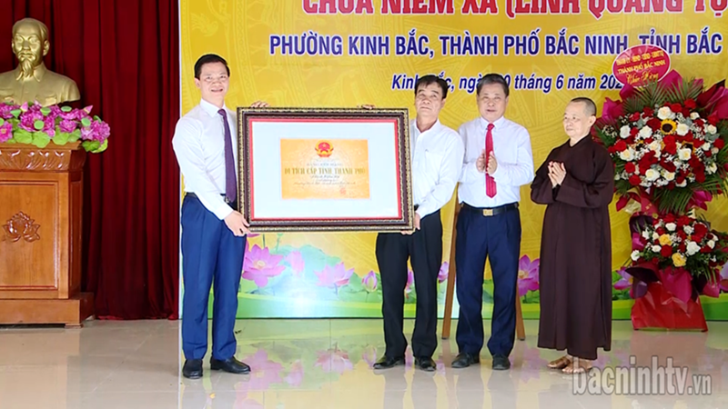 Chủ tịch UBND tỉnh Bắc Ninh Vương Quốc Tuấn trao Bằng di tích lịch sử - văn hóa cho Ban quản lý di tích chùa Niềm Xá. (Nguồn: BacninhTV)