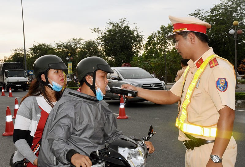 Tăng nặng mức phạt lái xe có nồng độ cồn, người ở Hà Nội nói gì?