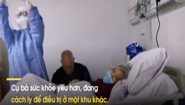 Cùng nhiễm Covid-19, cụ ông U90 bỏ giường bệnh đi chăm vợ