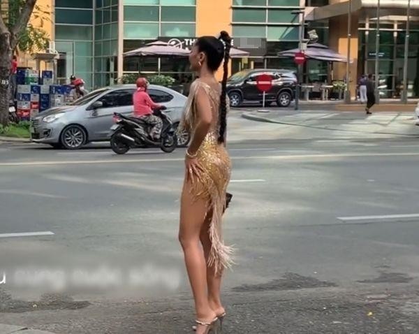 H'Hen Niê gây "sốt" vì vóc dáng siêu thực dưới ống kính "người qua đường" ảnh 1 Hình ảnh của H'Hen Niê qua camera thường của khán giả. (Ảnh: Chụp màn hình) - Tin sao Viet - Tin tuc sao Viet - Scandal sao Viet - Tin tuc cua Sao - Tin cua Sao