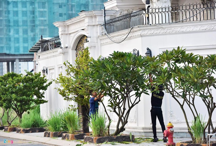 Tòa nhà hàng ngày đều có người trông coi, chăm sóc cây cảnh. Nữ diễn viên cũng thường xuyên về tổ ấm của mình để nghỉ ngơi, sinh sống. Ngoài căn biệt thự này, nữ diễn viên Gió nghịch mùa còn bất động sản ở quận 7, Vũng Tàu và Đà Lạt...