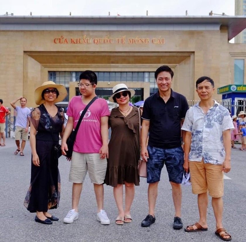 Người thân khoe ảnh Bôm đi du lịch cùng gia đình, vóc dáng cậu cao lớn hơn rất nhiều.