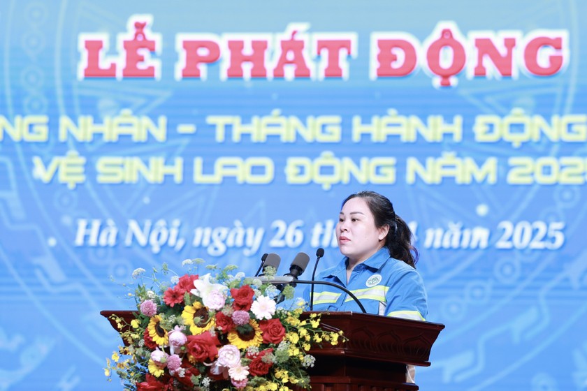 Chị Ninh Thị Loan - Đại diện cho hơn 5.000 công nhân đang làm việc tại Công ty Trách nhiệm hữu hạn một thành viên Môi trường đô thị Hà Nội (Urenco) phát biểu hưởng ứng.
