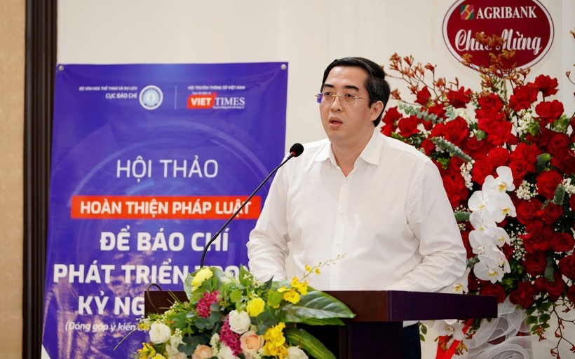TS Lê Hải, Ủy viên Ban Biên tập, Trưởng Ban Tạp chí Cộng sản điện tử phát biểu tham luận tại hội thảo.