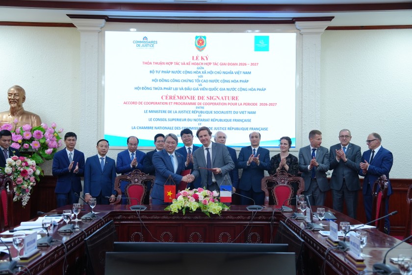 Bộ trưởng Tư pháp Việt Nam Nguyễn Hải Ninh và Chủ tịch Hội đồng Công chứng tối cao Cộng hòa Pháp ký Thỏa thuận hợp tác giữa Bộ Tư pháp nước CHXHCN Việt Nam và Hội đồng Công chứng tối cao Pháp.