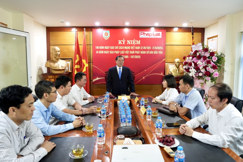 Phó Trưởng ban Thường trực Ban Tuyên giáo và Dân vận Trung ương Lại Xuân Môn chúc mừng Báo Pháp luật Việt Nam nhân dịp kỷ niệm 100 năm Ngày Báo chí Cách mạng Việt Nam.