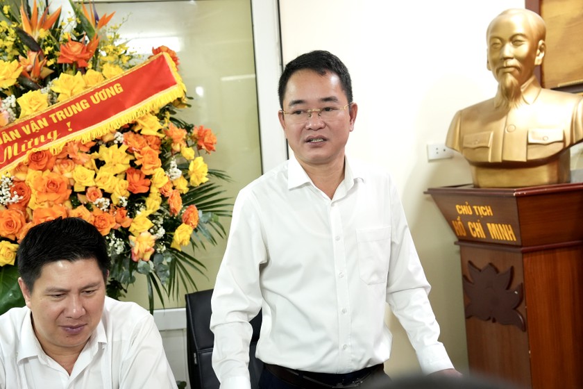 Tổng Biên tập Báo Pháp luật Việt Nam Vũ Hoài Nam phát biểu đáp từ.