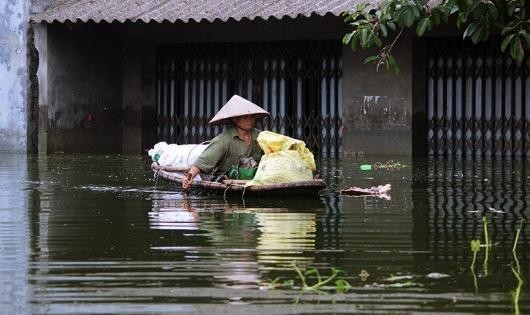 Người dân 'rốn lũ' Chương Mỹ sống chung với ngập lụt, chờ nước rút