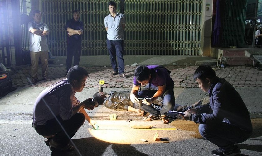 Điều khiển ô tô đánh đến chết nam thanh niên trong đêm