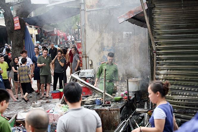 Lửa thiêu rụi nhiều tài sản hàng ăn trước cổng chợ Bưởi