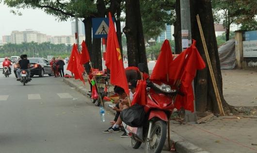 Sân vận động Mỹ Đình nhộn nhịp hàng rong trước giờ bóng lăn 