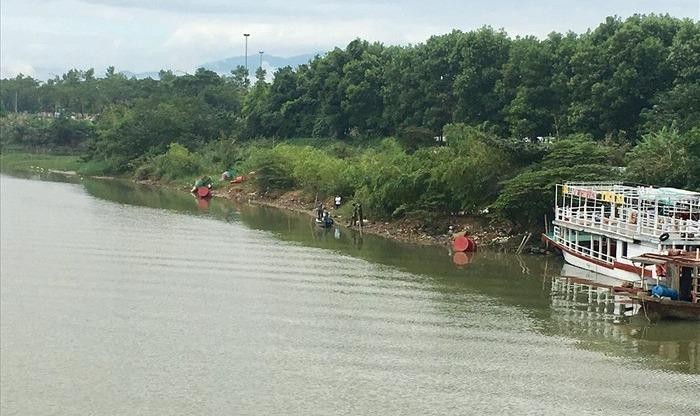 Một người phụ nữ bất ngờ lao qua lan can nhảy cầu tự tử