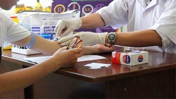 10 người phải điều trị phơi nhiễm HIV do người lạ tấn công