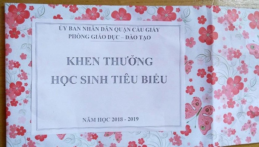 Học sinh nhận phần thưởng 'rỗng ruột', Phòng GD&ĐT quận gửi thư xin lỗi