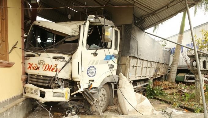 Ô tô container tông sập phòng 3 người đang ngủ