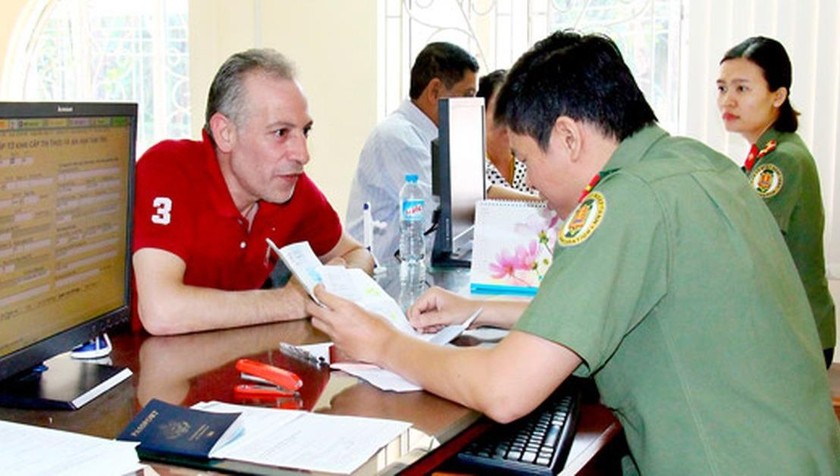 Công dân nước ngoài nào được “tự động gia hạn” tạm trú đến hết tháng 6