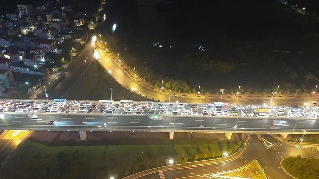 Hà Nội: 12 ô tô đâm liên hoàn trên cầu Nhật Tân, giao thông tê liệt - 2 Hà Nội: 12 ô tô đâm liên hoàn trên cầu Nhật Tân, giao thông tê liệt - 2