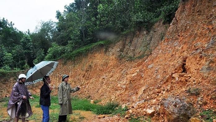 Sau nhà ông Trần Quốc Thể (thôn 1, xã Hương Liên) xuất hiện vết nứt.