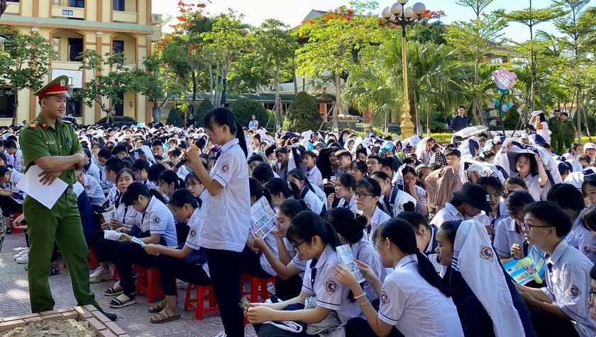 Tuyên truyền phòng chống ma túy cho học sinh Trường THPT Đào Duy Từ (tỉnh Quảng Bình). Ảnh: Sở Thông tin Truyền thông tỉnh Quảng Bình.