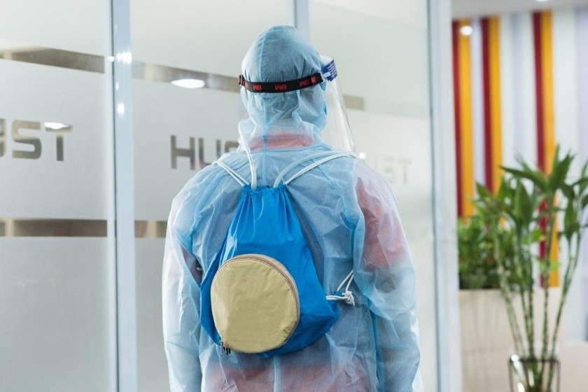 Sinh viên Bách khoa thiết kế 'áo làm mát' hỗ trợ bác sĩ chống dịch