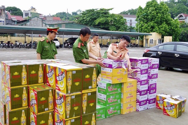 Lực lượng chức năng tiến hành kiểm đếm số hàng hóa không có hóa đơn, chứng từ bị thu giữ