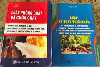 Những cuốn tài liệu các đối tượng lừa đảo bán cho người dân