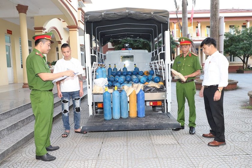 Công an xã Chuyên Ngoại, thị xã Duy Tiên lập biên bản thu giữ 64 bình khí cười không rõ nguồn gốc của Toản (người đứng thứ 2 mặc áo phông trắng)