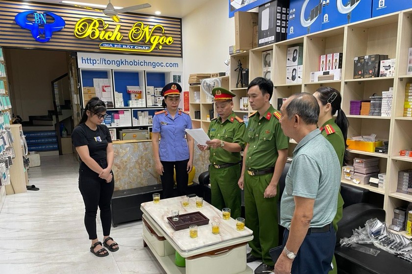 Lực lượng chức năng tiến hành khám xét chuỗi cửa hàng buôn bán linh kiện điện thoại Bích Ngọc. Ảnh: CACC