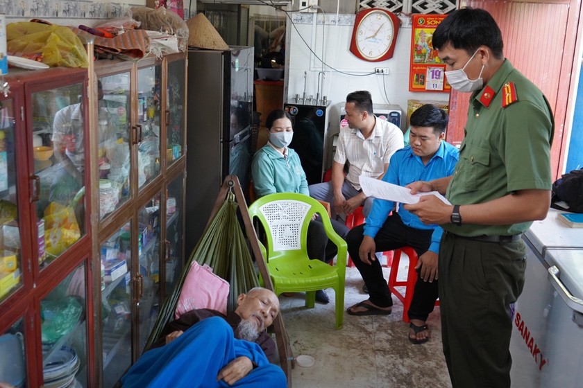 Cơ quan An ninh điều tra đọc lệnh khởi tố vụ án, bị can đối với ông Vân. Ảnh: Công an Long An