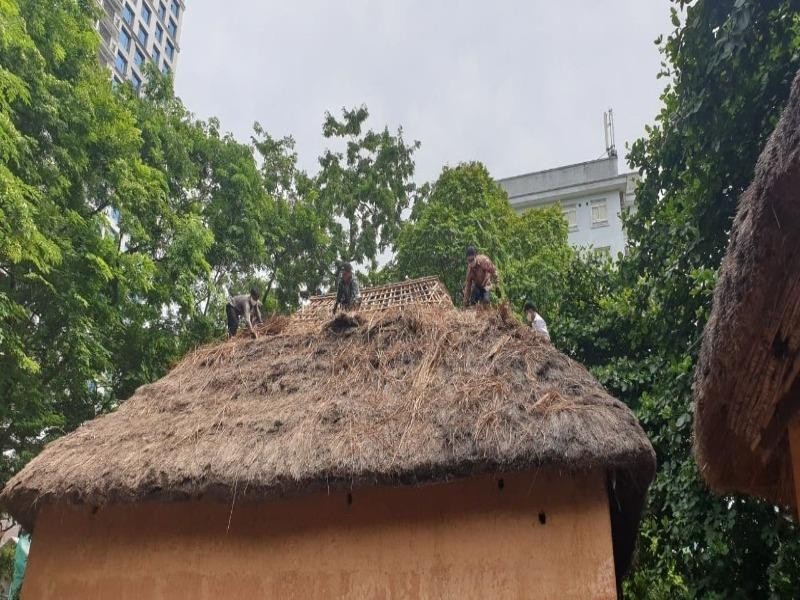 Nhóm thợ tiến hành tháo dỡ, sửa mái, sàn trần, lợp nhà, vá tường đất 