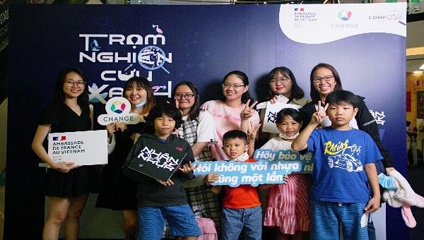 Cả gia đình cùng tham quan Trạm nghiên cứu xanh để tìm hiểu các vấn đề môi trường