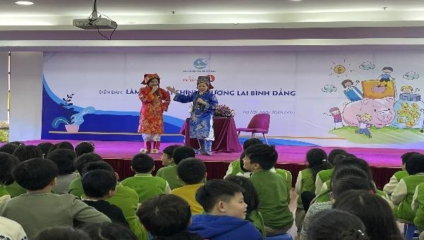 Hóa thân thành Táo Kinh tế, các giáo viên khiến thông điệp làm chủ tài chính trở nên dễ nhớ, dễ hiểu với các em nhỏ