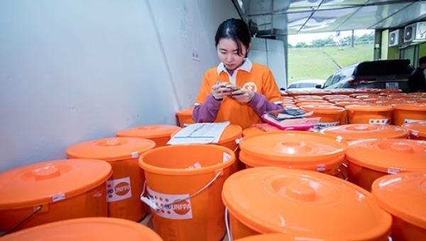 Bộ đồ dùng thiết yếu từ UNFPA  giúp những phụ nữ có nguy cơ cao bị bạo lực giới dễ dàng thích ứng hơn trong điều kiện sinh hoạt có sự biến động (ảnh minh họa)