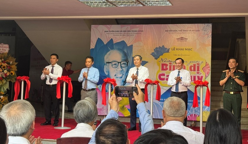 Các đại biểu cắt băng khai mạc triển lãm. Nguồn Báo VH