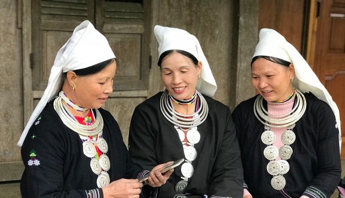 Ảnh minh họa: Phụ nữ dân tộc Dao, xã Hồng Thái, Na Hang, Tuyên Quang tìm hiểu về chuyển đổi số qua điện thoại thông minh. Ảnh Bích Hằng
